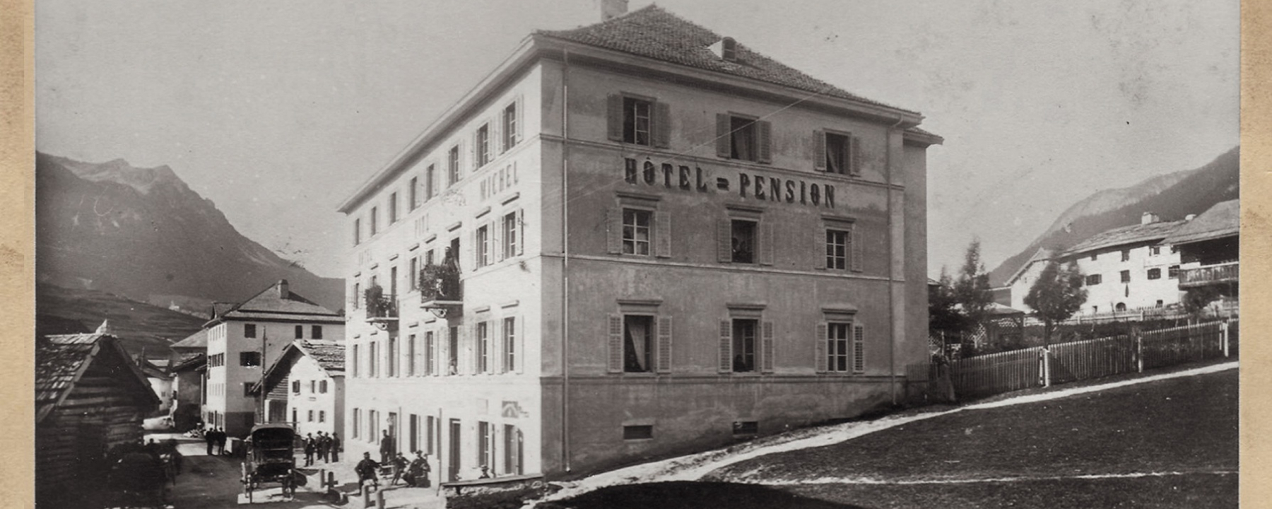 Das heutige Hotel Piz Mitgel um 1890.