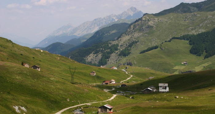 Blick über das Val Tgavregta mit den Alpen, die von Bergellern bestellt wurden. Blick über das Val Tgavregta mit den Alpen, die von Bergellern bestellt wurden.