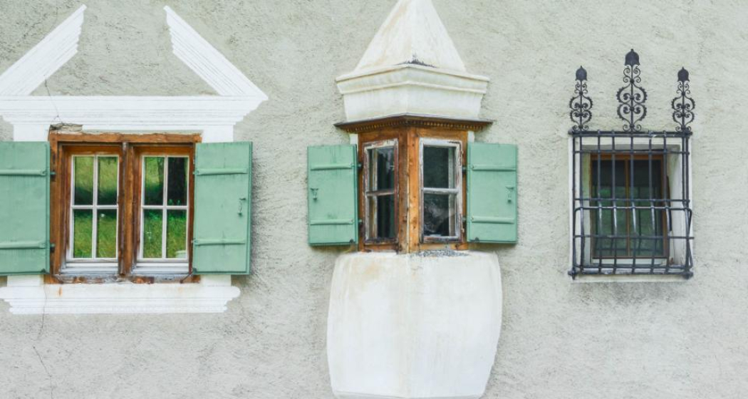 Erker dienten als "falsche Balkone", um das Geschehen auf der Strasse zu beobachten. Erker dienten als "falsche Balkone", um das Geschehen auf der Strasse zu beobachten.