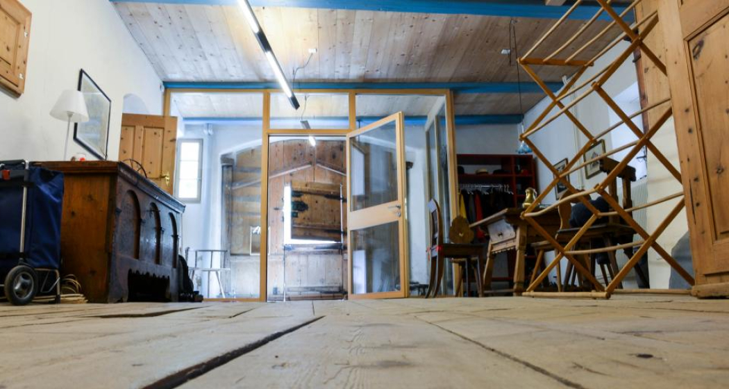 Der schräge Sulèr für die Heuwagen ist original erhalten. Der schräge Sulèr für die Heuwagen ist original erhalten.