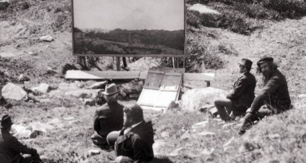 Segantini und Besucher vor dem Gemälde «Sein». Die Holzkonstruktion bleibt Tag und Nacht draussen. Giovanni liess diese extra anfertigen.