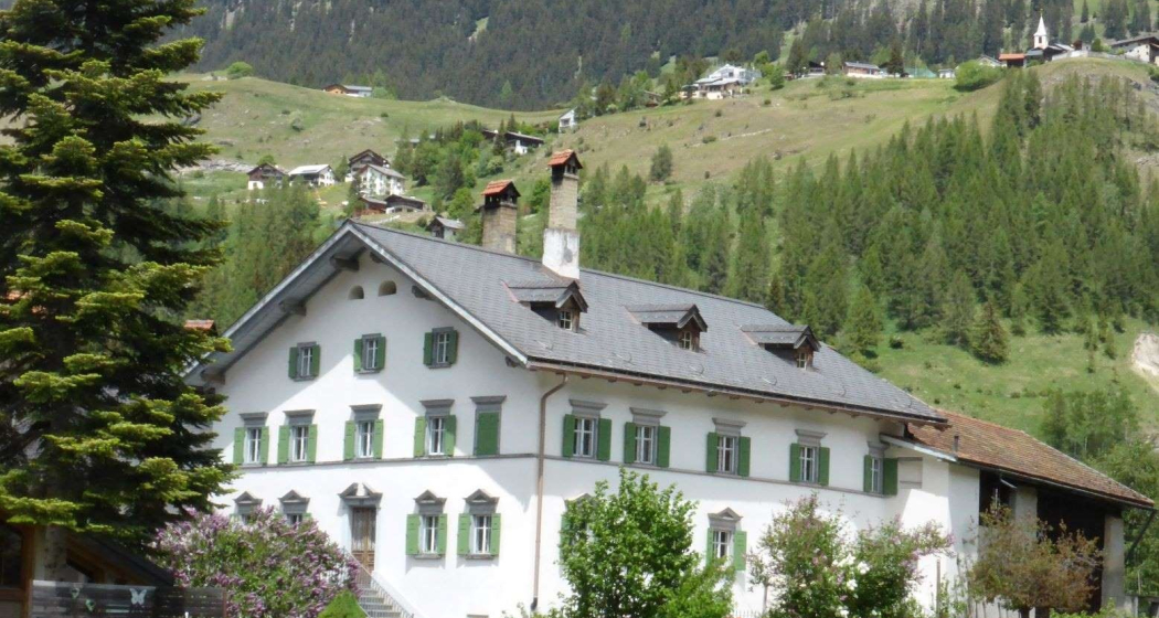 Haus Buol Bergün Sommer, im Hintergrund das schöne Bergdorf Latsch Haus Buol Bergün Sommer, im Hintergrund das schöne Bergdorf Latsch