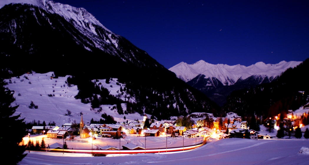 Bergün das Bahndorf im Winter bei Nacht Bergün das Bahndorf im Winter bei Nacht
