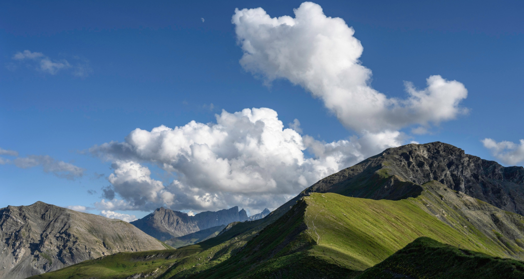 Etappe 2: Blick auf Curver Pintg von der Alp da Stierva Etappe 2: Blick auf Curver Pintg von der Alp da Stierva