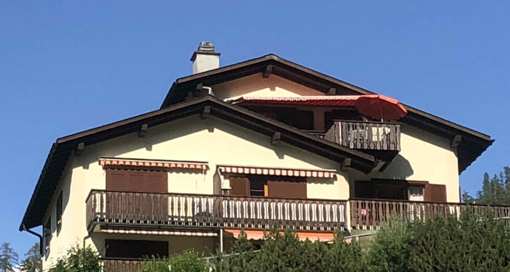 Albula A von der Strasse aus gesehen. Die Wohnung befindet ich im obersten Stockwerk. Albula A von der Strasse aus gesehen. Die Wohnung befindet ich im obersten Stockwerk.