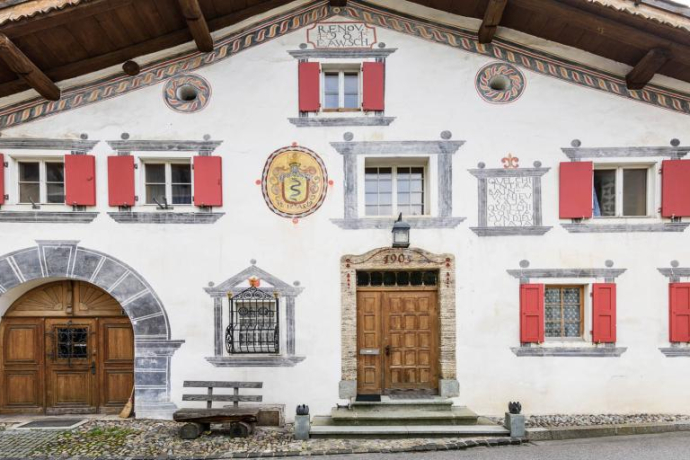 Das Haus von J.P. Schmidt. Die Malereien an der Strassenfassade wurden 1981 in Anlehnung an frühere Verzierungen erneuert. Das Haus von J.P. Schmidt. Die Malereien an der Strassenfassade wurden 1981 in Anlehnung an frühere Verzierungen erneuert.