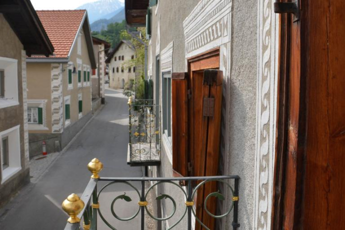 Blick vom Balkon Haus Cos auf die Dorfstrasse. Blick vom Balkon Haus Cos auf die Dorfstrasse.