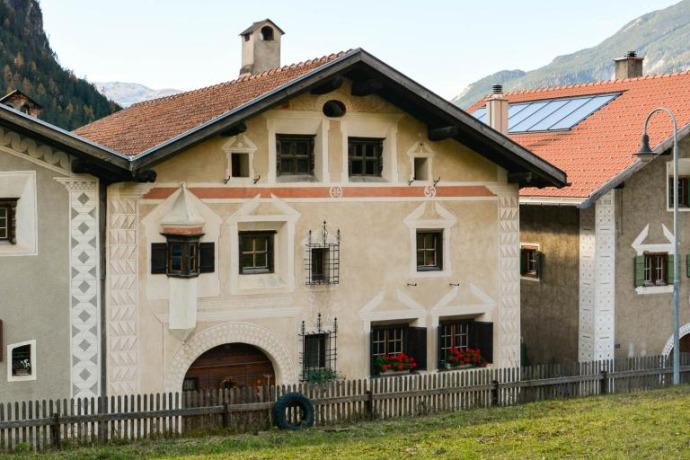 Häuserreihe mit der Chesa Jakob Schutz. Häuserreihe mit der Chesa Jakob Schutz.