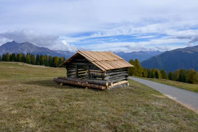 «Tgamons» – Historische Heuhütten im Parc Ela
