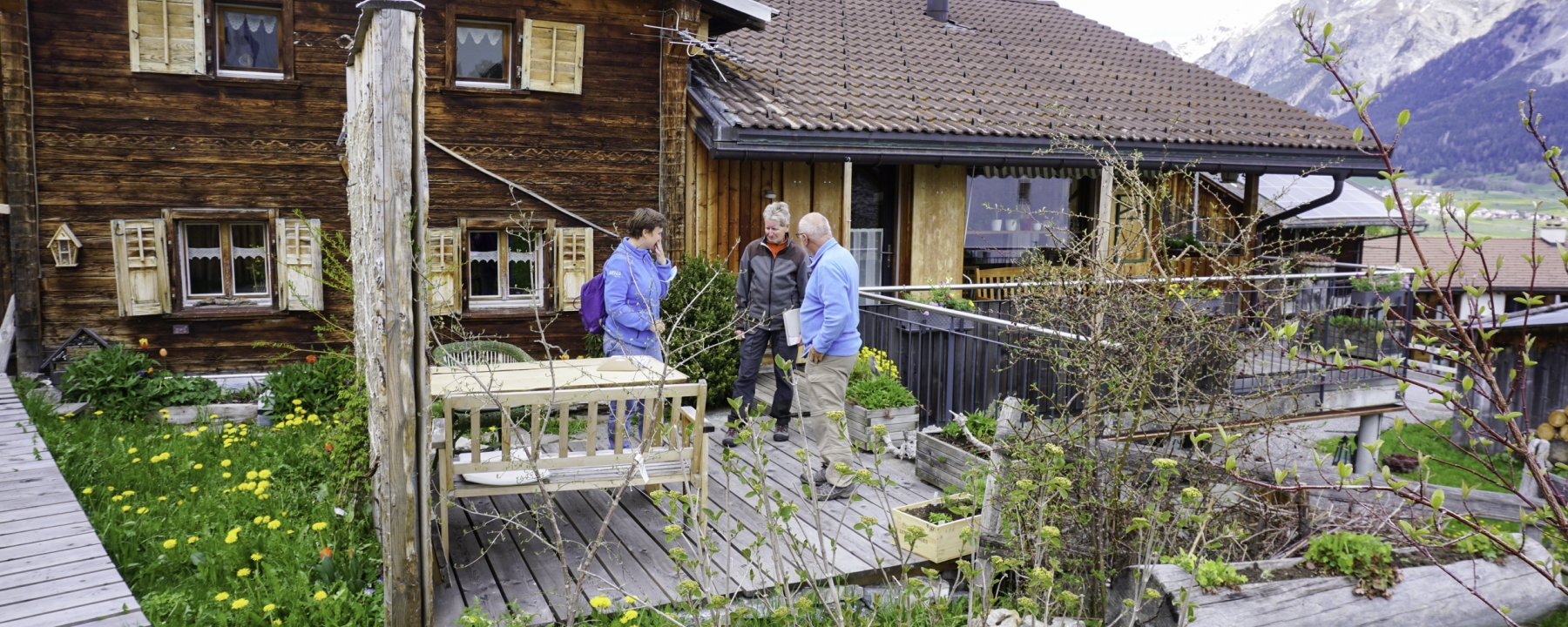 Gartenberatung bei Hans Friberg mit Regina Lenz, Leiterin Insektenkampagne des Vereins Parc Ela und Susanne Schiesser, Gärtnerin aus Riom.