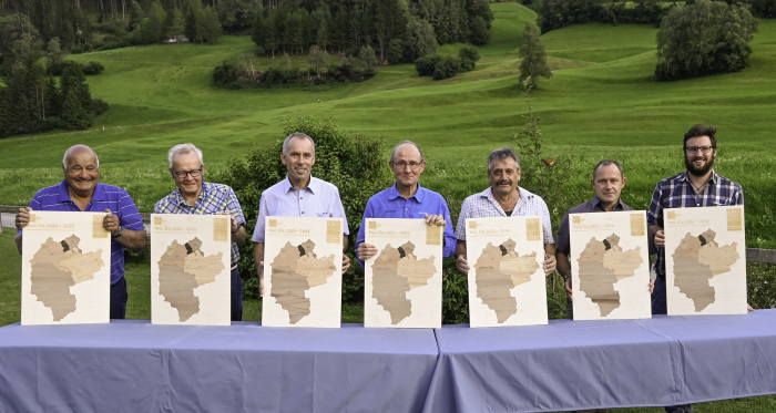 Vertreter der 6 Parkgemeinden fügen ihre Gemeindefläche aus einheimischem Holz zum Parc Ela-Perimeter zusammen. © Verein Parc Ela V.l.n.r.: Giancarlo Torriani (Surses) Thomas Stoffel (Zweitheimischer Lantsch/Lenz), Christian Thomann (Davos Wiesen), Paolo Giacometti (Verein Parc Ela), Luzi Schutz (Bergün Filisur), Rico Liesch (Albula/Alvra), Hubert Weibel (Schmitten)