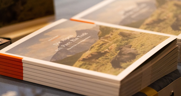 Das Alpbuch hat 56 Seiten und passt in jeden Wanderrucksack.