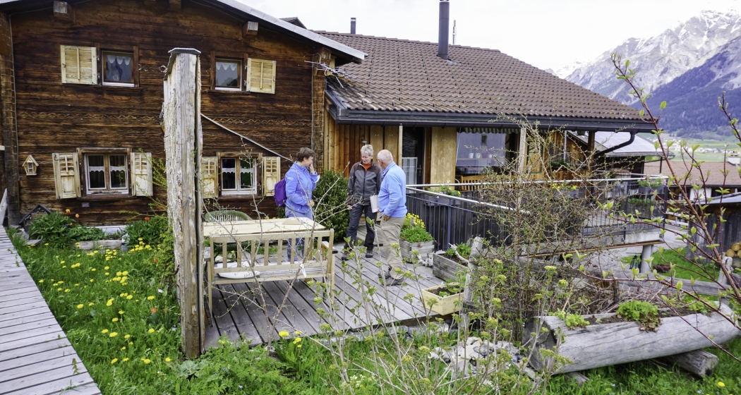 Gartenberatung bei Hans Friberg mit Regina Lenz, Leiterin Insektenkampagne des Vereins Parc Ela und Susanne Schiesser, Gärtnerin aus Riom. Gartenberatung bei Hans Friberg mit Regina Lenz, Leiterin Insektenkampagne des Vereins Parc Ela und Susanne Schiesser, Gärtnerin aus Riom.