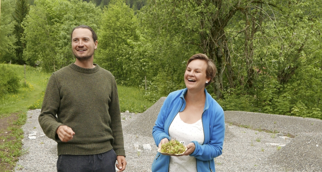 Künstler Mirko Baselgia und Regina Lenz, Co-Geschäftsleiterin des Vereins Parc Ela vor dem Insekten-Begegnungs-Pavillon in Bergün. Künstler Mirko Baselgia und Regina Lenz, Co-Geschäftsleiterin des Vereins Parc Ela vor dem Insekten-Begegnungs-Pavillon in Bergün.