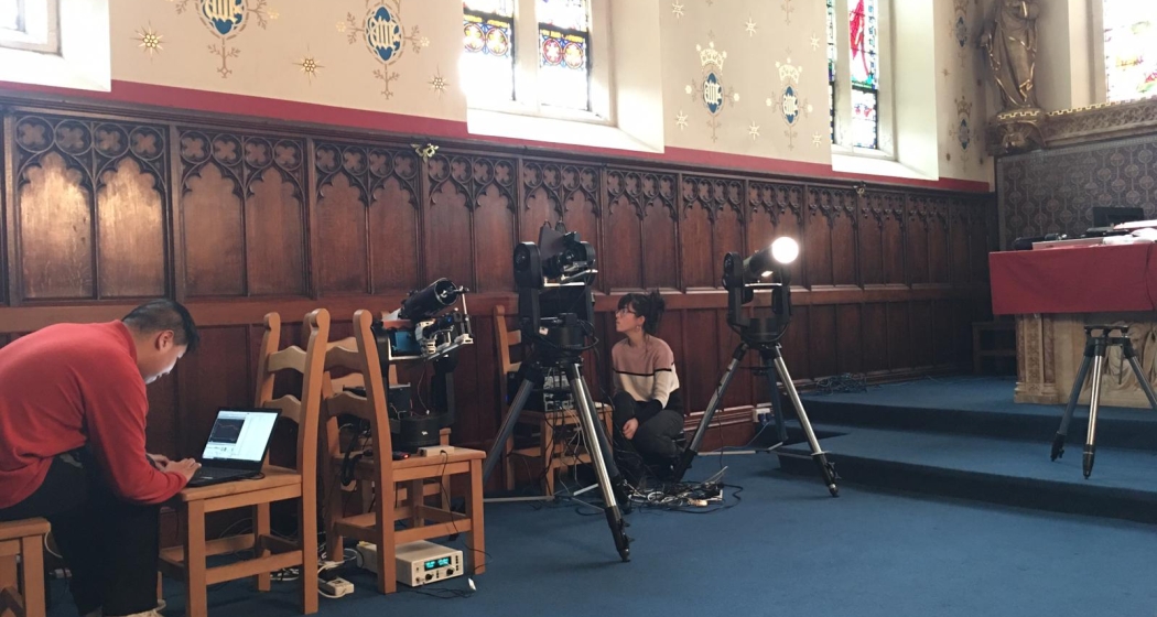 Durch starke Lichtquellen und Teleskope kann das PRISMS-System Wandmalereien an hohen Wänden oder an der Decke erreichen. Hier ist das System in der Nottingham Cathedral im Einsatz ©Haida Liang, Nottingham-Trent University Durch starke Lichtquellen und Teleskope kann das PRISMS-System Wandmalereien an hohen Wänden oder an der Decke erreichen. Hier ist das System in der Nottingham Cathedral im Einsatz ©Haida Liang, Nottingham-Trent University