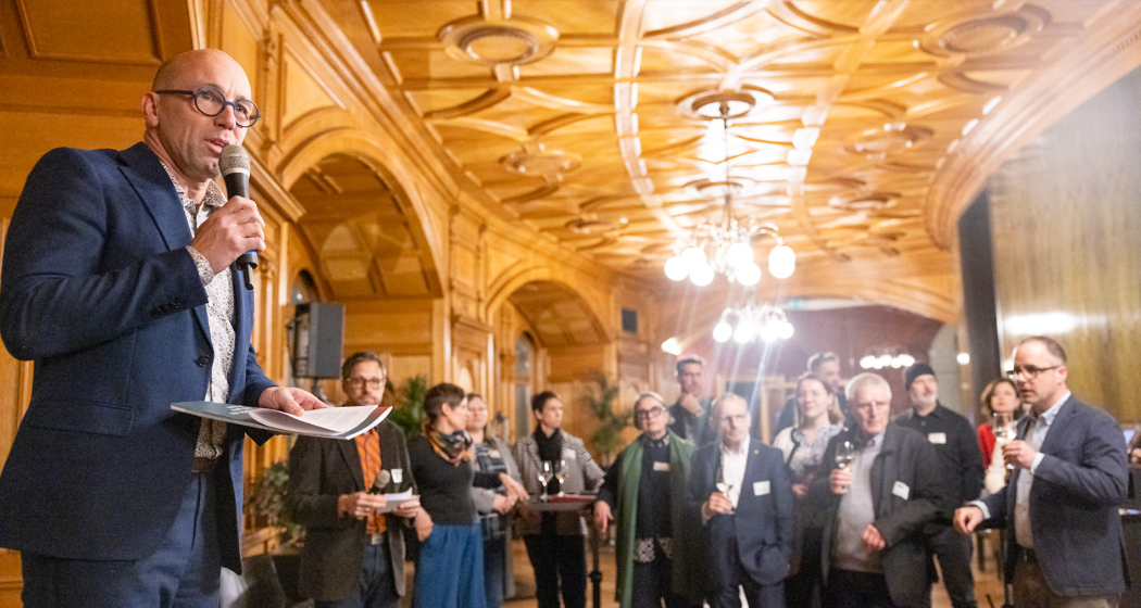 Stefan Müller-Altermatt, Nationalrat und Präsident Netzwerk Schweizer Pärke an der Vernissage im Bundeshaus - © Monika Flückiger