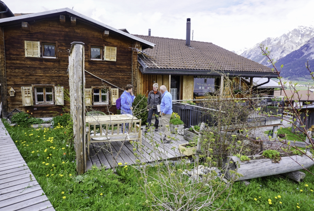 Gartenberatung bei Hans Friberg mit Regina Lenz, Leiterin Insektenkampagne des Vereins Parc Ela und Susanne Schiesser, Gärtnerin aus Riom.