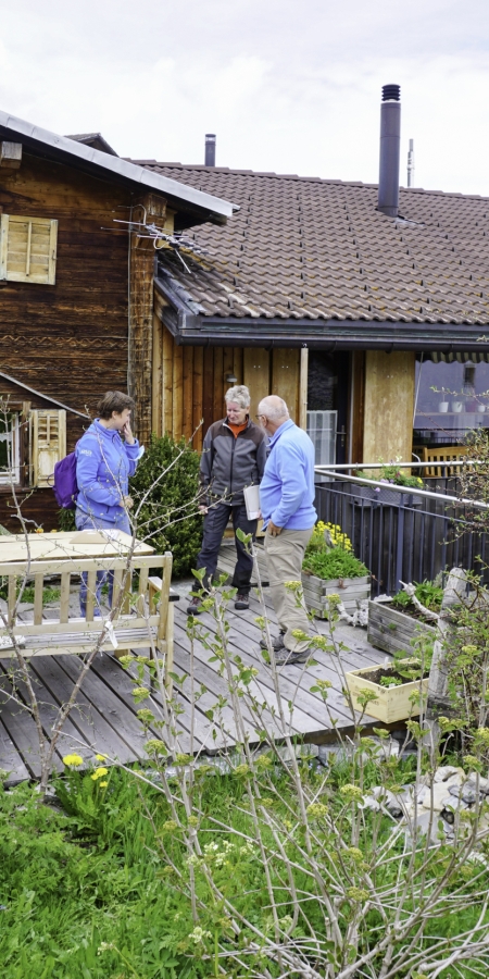 Gartenberatung bei Hans Friberg mit Regina Lenz, Leiterin Insektenkampagne des Vereins Parc Ela und Susanne Schiesser, Gärtnerin aus Riom.