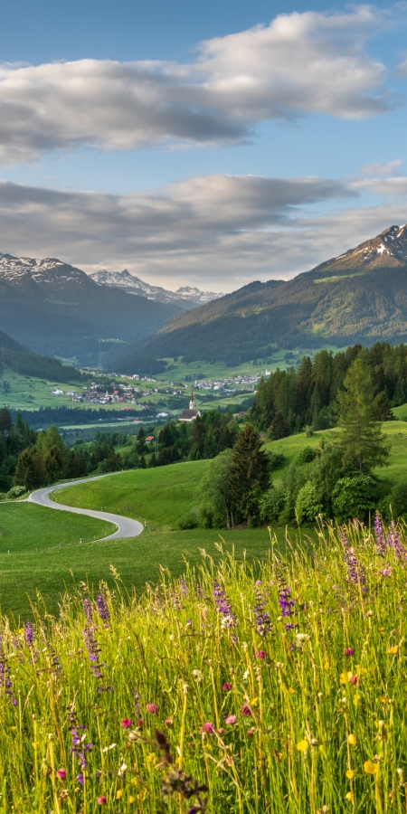 Blick talaufwärts mit den Dörfern Salouf, Cunter und Savognin © Lorenz A. Fischer Blick talaufwärts mit den Dörfern Salouf, Cunter und Savognin © Lorenz A. Fischer