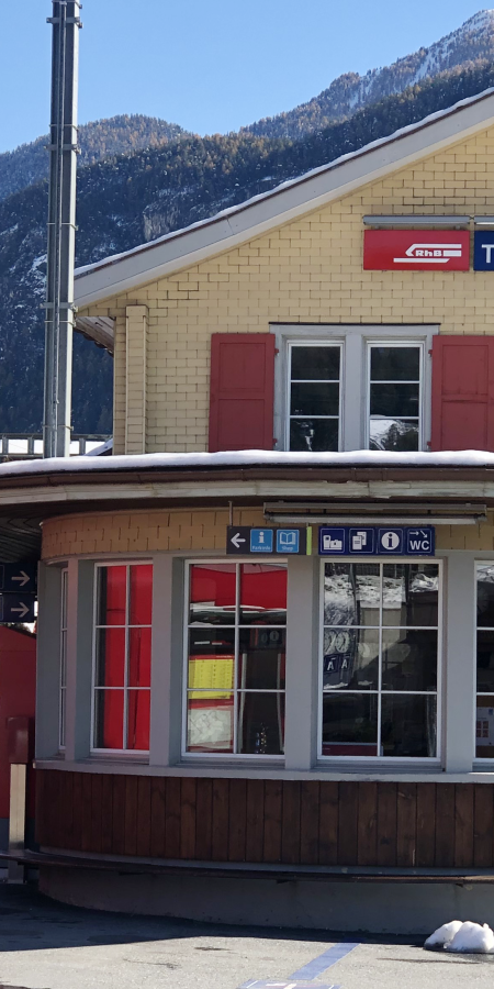 Infostelle am Bahnhof Tiefencastel Infostelle am Bahnhof Tiefencastel