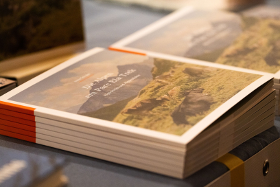 Das Alpbuch hat 56 Seiten und passt in jeden Wanderrucksack.