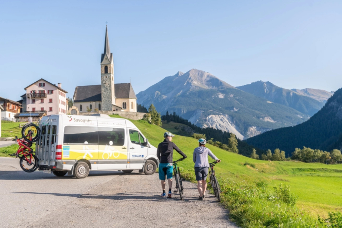 Der Bike- und Wanderbus bringt Sie in abgelegene Täler im Savognin © Tourismus Savognin Bivio Albula AG Der Bike- und Wanderbus bringt Sie in abgelegene Täler im Savognin © Tourismus Savognin Bivio Albula AG