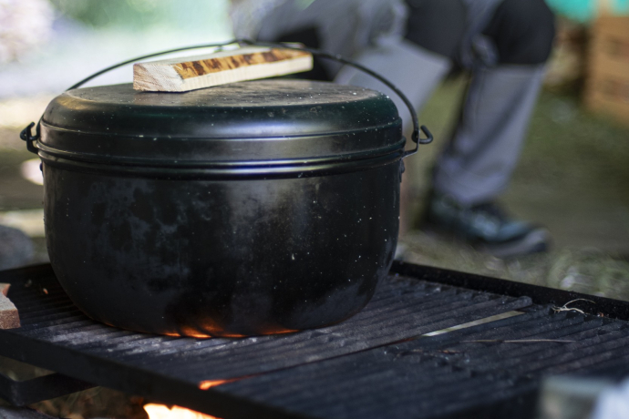 Kochen über dem Feuer