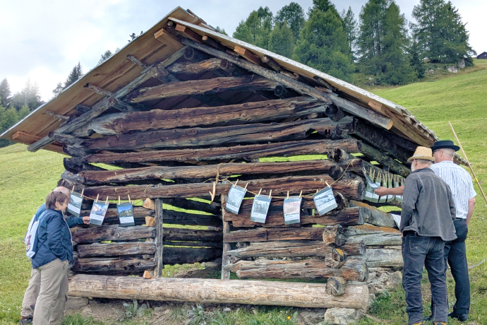 EIne Ausstellung von Franziska Perl, Projektleitung Natur und Landschaft beim Verein Parc Ela, informierte über die Funktion der Tgamons. Bild: Verein Parc Ela EIne Ausstellung von Franziska Perl, Projektleitung Natur und Landschaft beim Verein Parc Ela, informierte über die Funktion der Tgamons. Bild: Verein Parc Ela