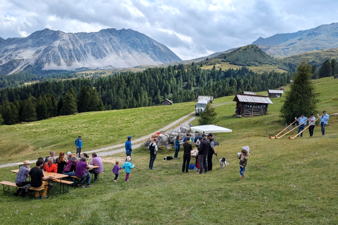 Über 20 Interessierte waren auf der Alp da Stierva zusammengekommen. Bild: Verein Parc Ela Über 20 Interessierte waren auf der Alp da Stierva zusammengekommen. Bild: Verein Parc Ela