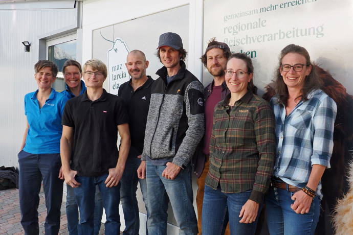 Heidrun Moschitz, Linda Netzer, Matthias Christen, Carlo Klein und die Mitglieder des Vorstands der Genossenschaft Mazlareia Ela (v.l.n.r.) © Gion Nutegn Stgier Heidrun Moschitz, Linda Netzer, Matthias Christen, Carlo Klein und die Mitglieder des Vorstands der Genossenschaft Mazlareia Ela (v.l.n.r.) © Gion Nutegn Stgier