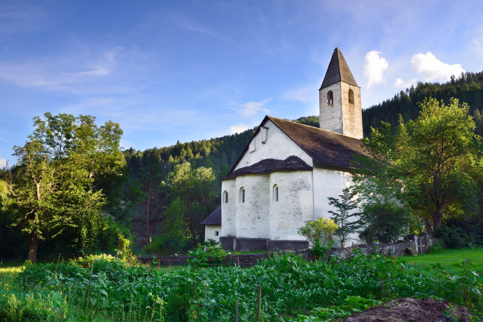 Kirche Mistail in sattem Sommergrün © Lorenz A. Fischer Kirche Mistail in sattem Sommergrün © Lorenz A. Fischer