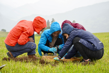 Schüler beim Erforschen des Bodens © Annina Hahn