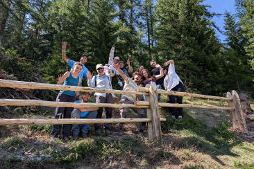 Gruppenfoto vom SCI-Workcamp 2025: Neun Freiwillige packen an im Parc Ela