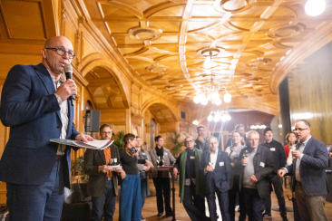 Stefan Müller-Altermatt, Nationalrat und Präsident Netzwerk Schweizer Pärke an der Vernissage im Bundeshaus - © Monika Flückiger